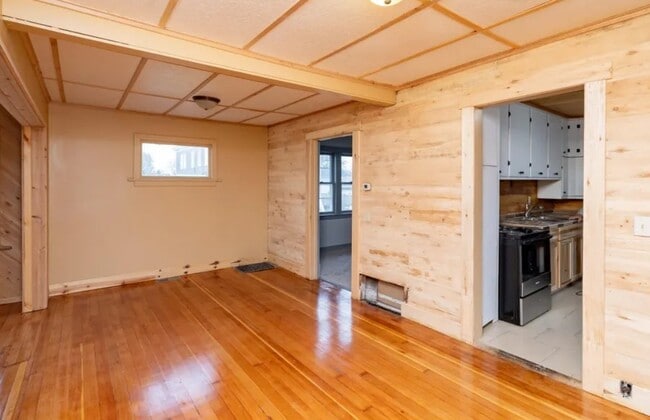 Building Photo - 215 5th St W