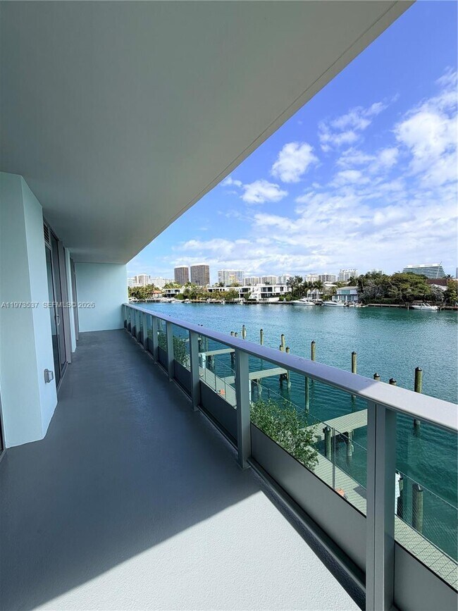 Foto del edificio - 9221 E Bay Harbor Dr