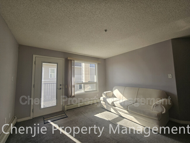 Building Photo - 7331 Terwillegar Dr S NW