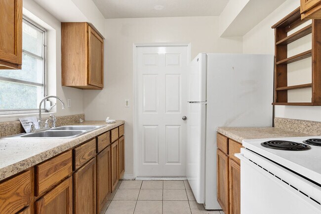 Building Photo - 1526 W Beresford Ave
