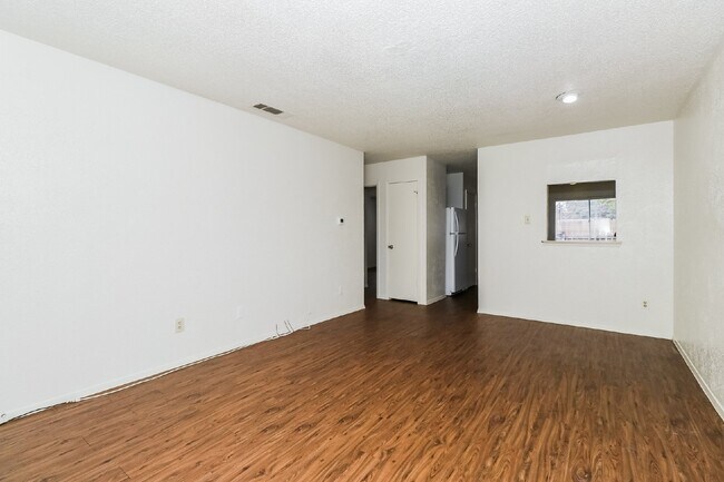 Foto del edificio - 323 W William Cannon Dr
