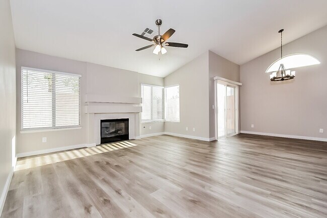 Foto del edificio - 4804 Crimson Glory Ln