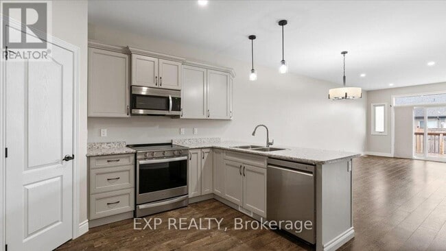 Building Photo - 3 Farmington Cres