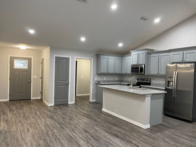 Building Photo - Great 2 Bedroom in North Milton