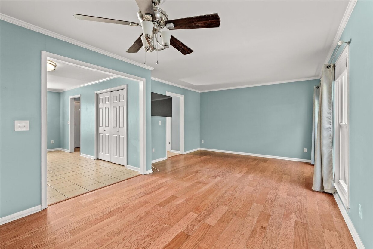 Primary Photo - Inviting 3-bedroom, 1.5-bath home in the h...