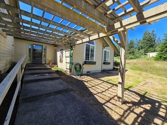 Building Photo - Port Ludlow Farmhouse for Rent, Freshly Updated and Available Now!