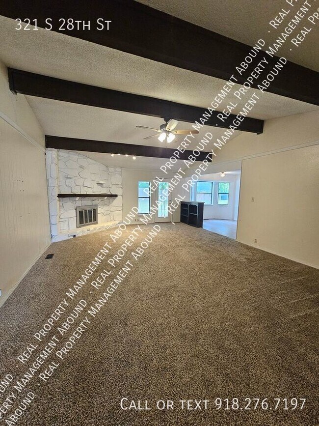 Foto del edificio - Charming 3-Bedroom Home in Desirable Broke...