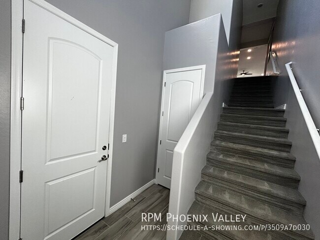 Building Photo - End Unit Gated Community 2/2 w/Enclosed De...