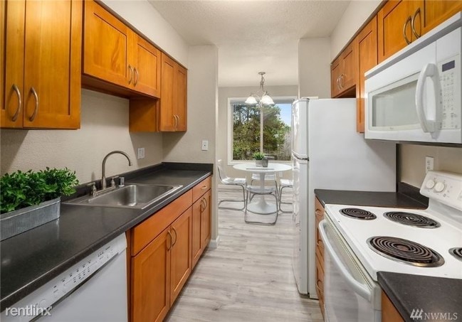 Building Photo - 2 br, 1 bath Condo - 12525 NE 145th Pl F94...