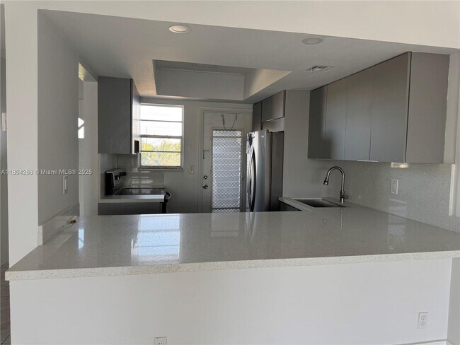 Foto del edificio - 1333 E Hallandale Beach Blvd