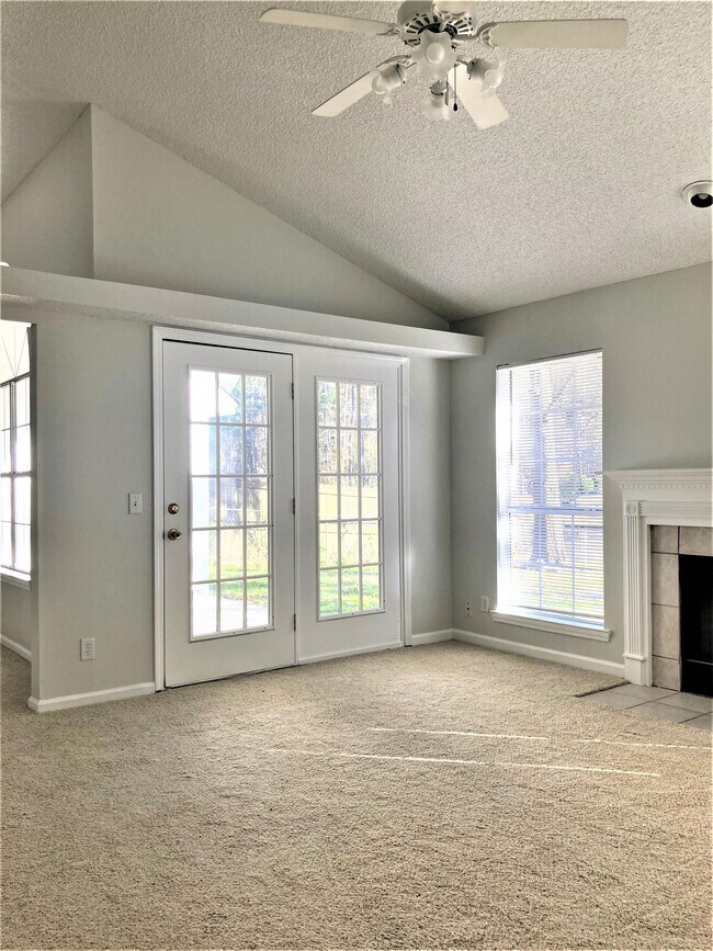 Building Photo - 105 Laurens Ln