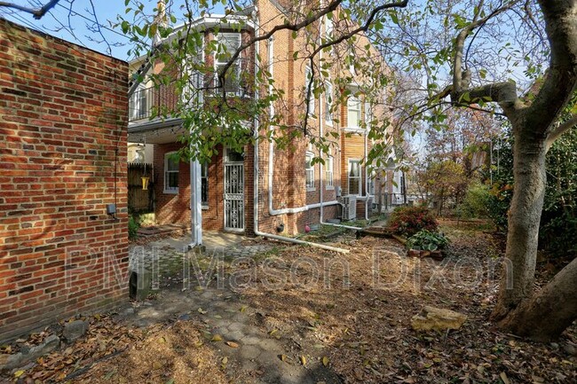 Building Photo - 2132 Mt Royal Terrace