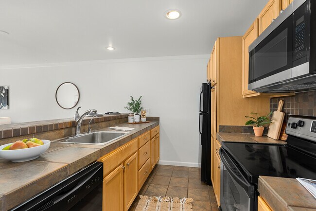 Amplia cocina - 31003 14th Ave S
