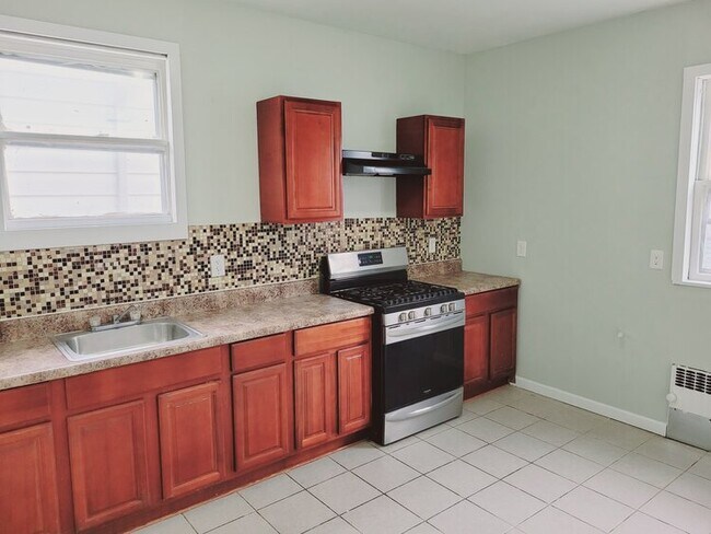 room - 454 4th Ave W