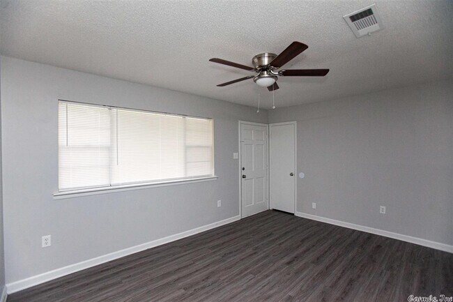 Building Photo - 424 Wicker Ln