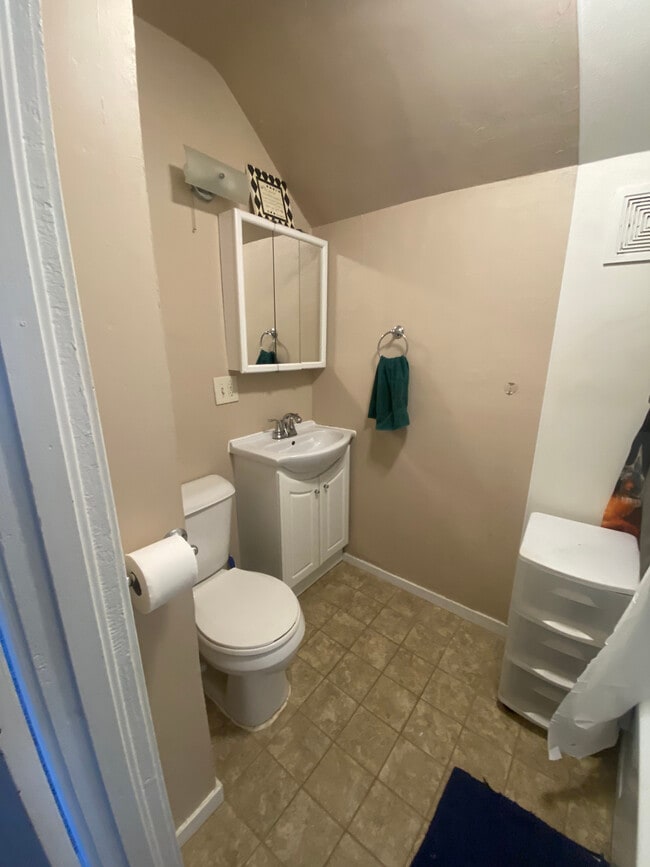 Upstairs Full Bath - 521 Forest Ave