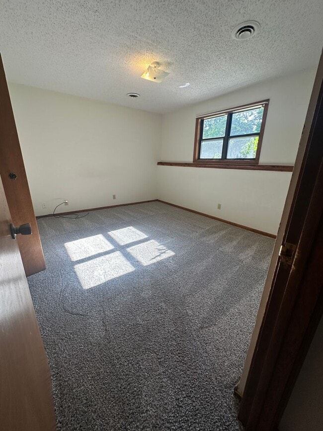 Building Photo - 1383 Parkside Dr