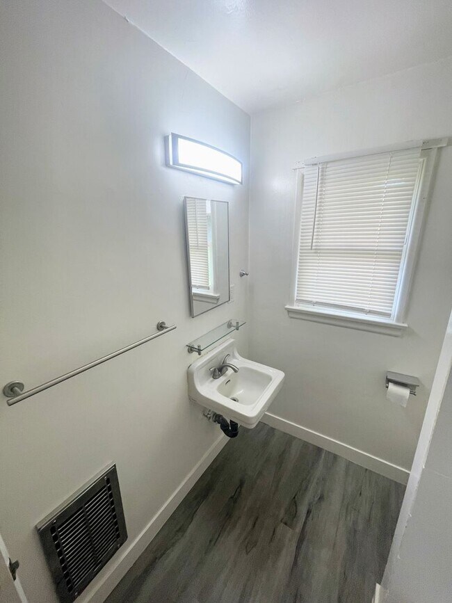 Foto del edificio - Simple, vintage, and beautiful! 1bd/1ba near Downtown NoHo and arts district