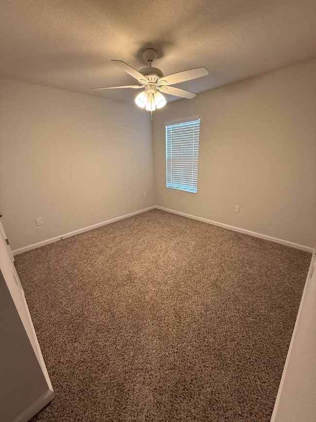 Building Photo - Spacious 4-Bedroom Rental in Quiet Pensaco...