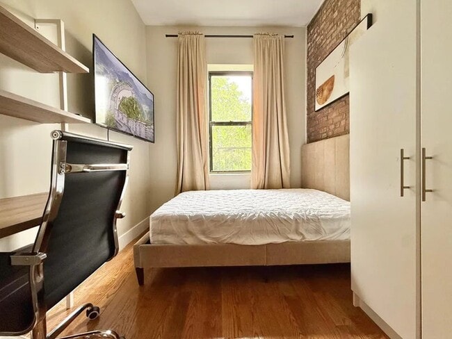Foto del edificio - Furnished room/NOT APARTMENT