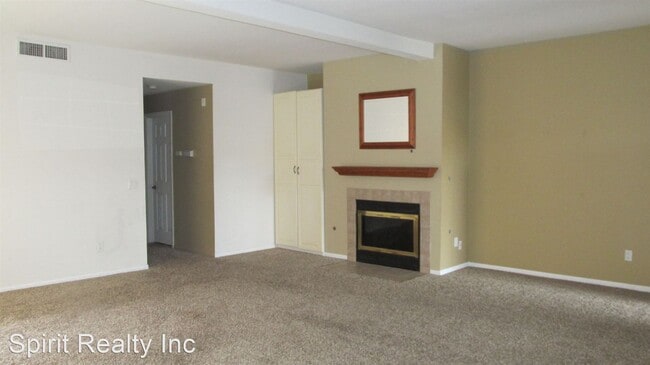 Building Photo - 2 br, 1.5 bath House - Walk to Beach 259 D...