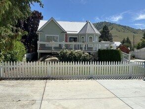 Building Photo - 528 E Wapato Ave