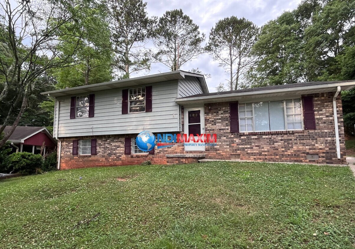 Primary Photo - Well-kept spacious split-level home with u...