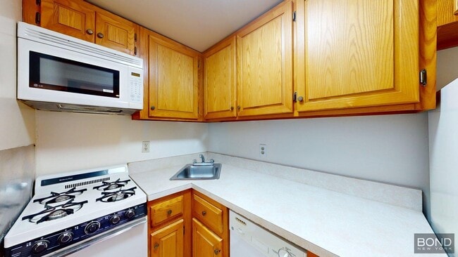 Building Photo - 70 W 87th St