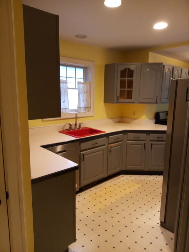 Building Photo - Charming Dutch Colonial in Great Location