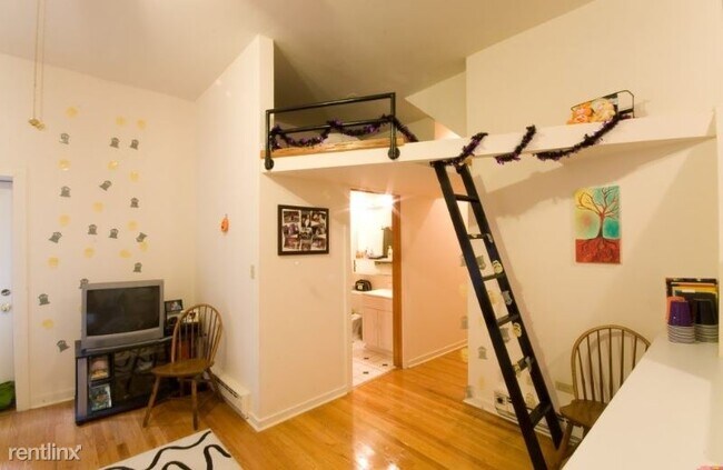 Building Photo - 611 W Briar Pl