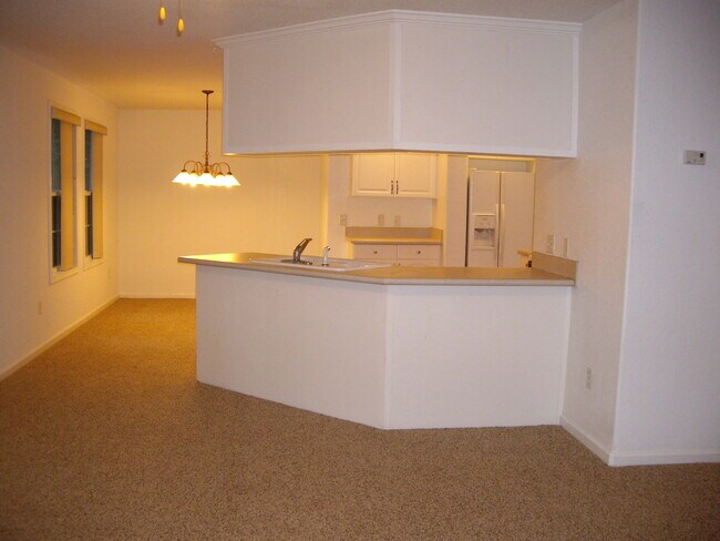 Building Photo - Beautiful 3 Bedroom, 2 Bathroom Home in Un...