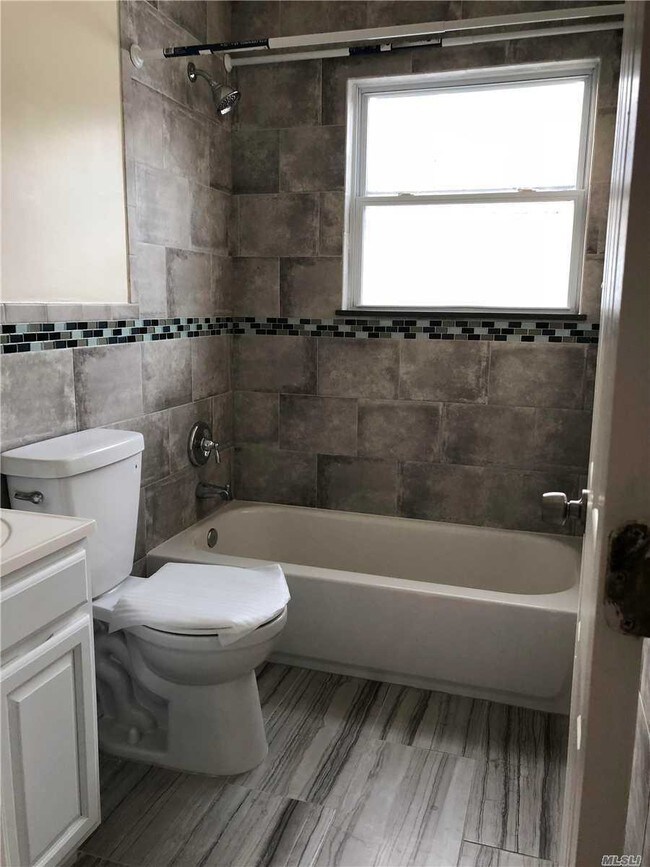 Foto del edificio - 3 bedroom in Jamaica NY 11433