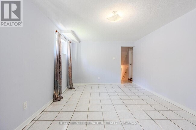 Photo du bâtiment - 320 Royal Salisbury Way