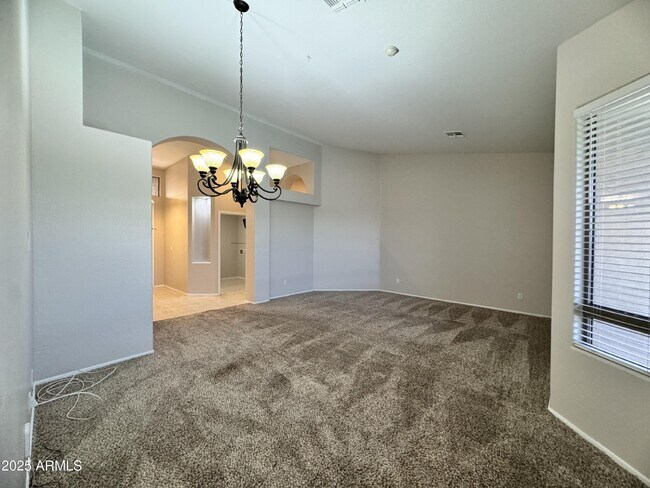 Building Photo - 673 S Peppertree Dr