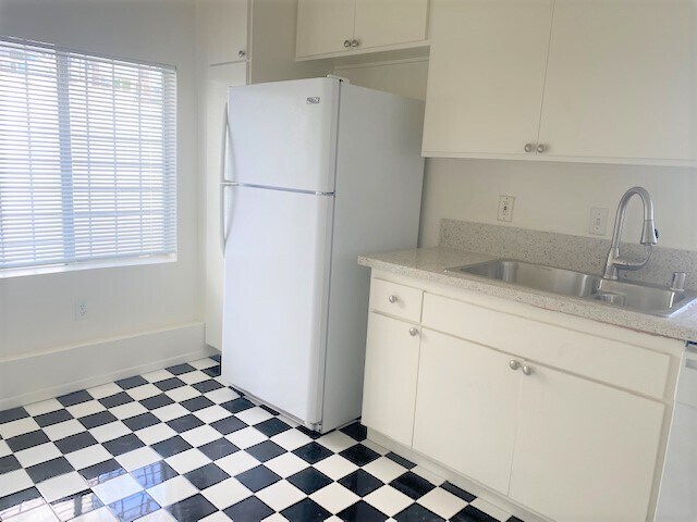 Building Photo - 975 Manzanita St