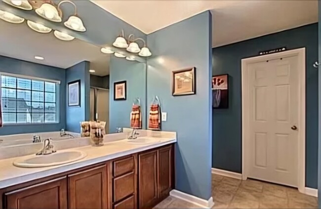 Building Photo - 210 Red Oak Dr