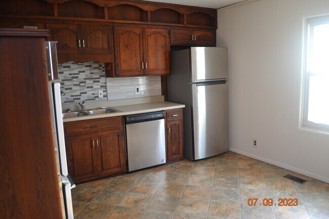 Fregadero, lavavajillas y refrigerador de acero inoxidable. - 15314 Fuller Ave