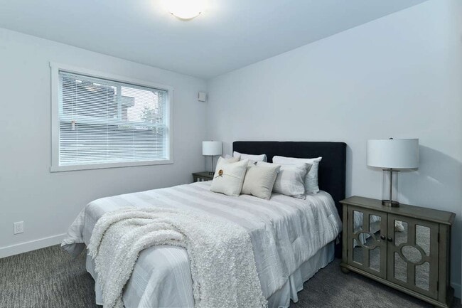 Building Photo - Lakeview Pointe Kelowna Apartments