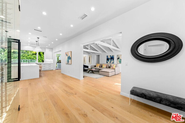 Foto del edificio - 530 S Bentley Ave
