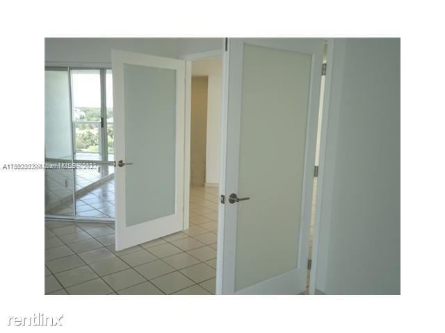 Building Photo - 3 br, 2 bath Condo - 16425 Collins Ave Apt...