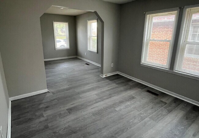 Building Photo - "Charming 3-Bed, 1 bath Retreat with Beautiful Floors on Laura Avenue!"