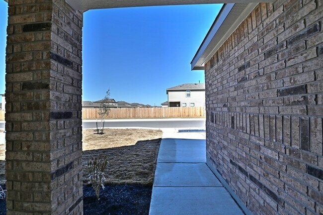Building Photo - ONE STORY  |  3 BEDROOM  |  2 BATH  |  YAR...