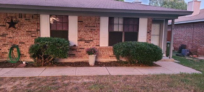 Building Photo - 1919 Tanglewood Dr