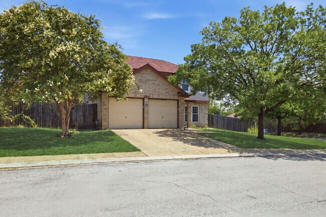 Foto del edificio - Updated home on a corner lot in a gated community!