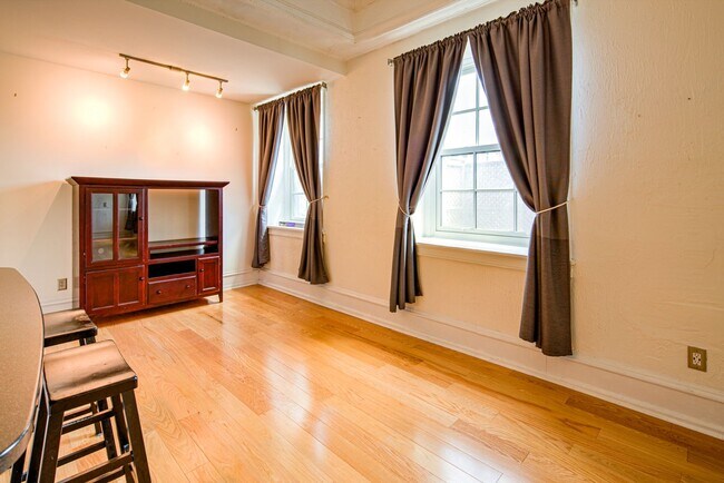 Foto del edificio - Welcome to the Baynard House; Elegant, Spacious & Bright Showing- Coming Soon
