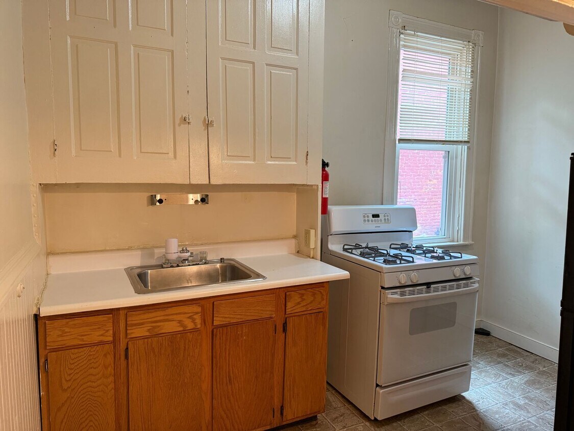 Foto principal - First Floor 1 Bedroom with Central Air!