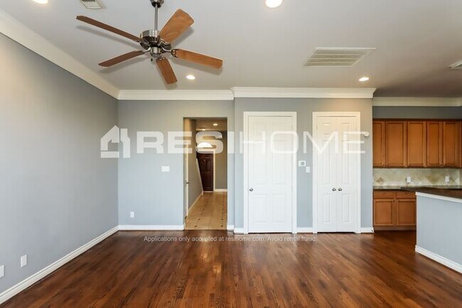 Building Photo - "Welcome Home! Get 1 month FREE RENT when ...