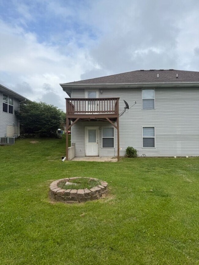 Building Photo - Remodeled Duplex in Ozark!
