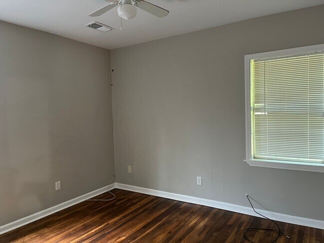 Foto del edificio - Renovated 2 bedroom 1 bathroom !