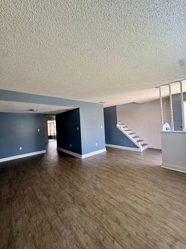 Building Photo - 1413 Manor Dr NE